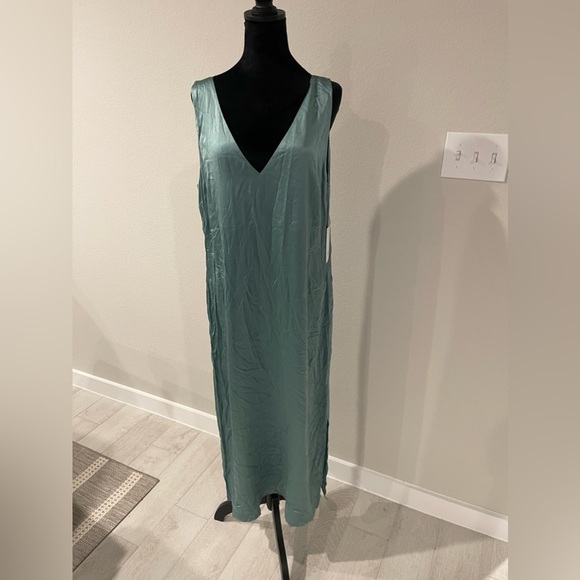 NWT Reformation Lian‎ 100% Silk sleeveless Dress - Picture 3 of 9